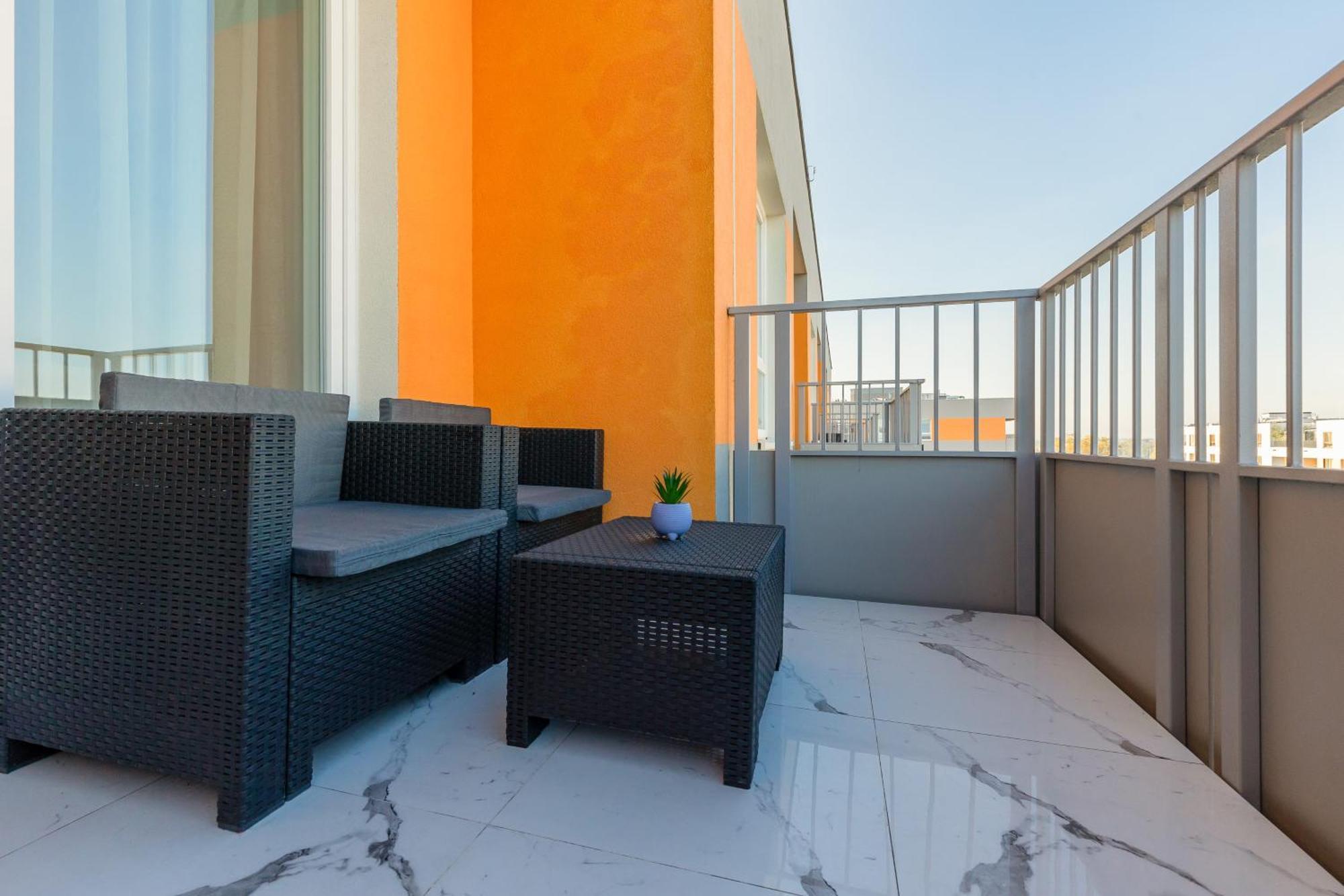 Elegant Apartments With Balcony & Parking Warsaw By Noclegi Renters Extérieur photo